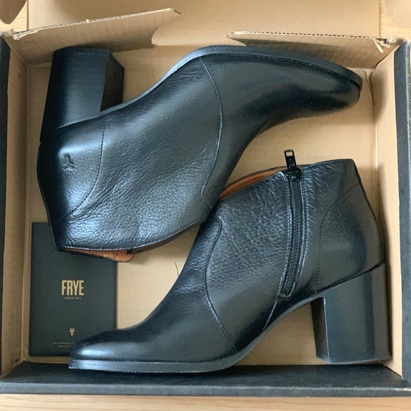 Frye Nora Zip Short Boots Size 8 - Picture 3 of 8